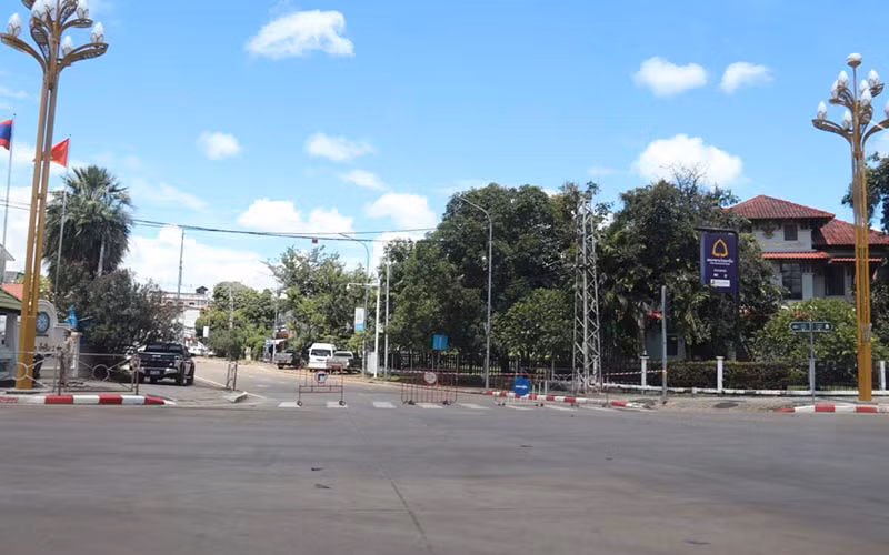 Thủ đô Vientiane tạm dừng gần hết các hoạt động xã hội khi áp dụng biện pháp phong tỏa và hạn chế các hoạt động đi lại. 