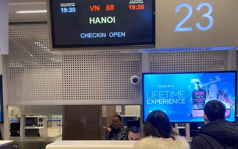 Chuyến bay hồi hương từ Romania đưa gần 300 bà con sơ tán khỏi Ukraine -0