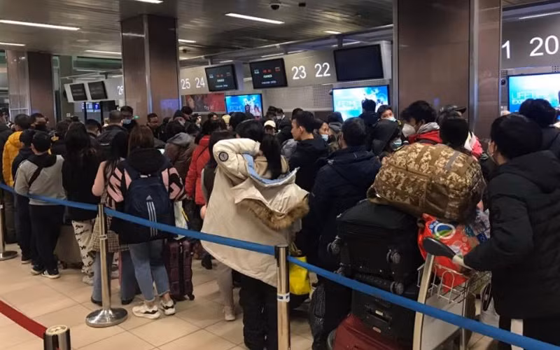 Bà con xếp hành làm thủ tục xuất cảnh tại sân bay thủ đô Bucharest, Romania. (Ảnh: Mạnh Hùng/TTXVN)