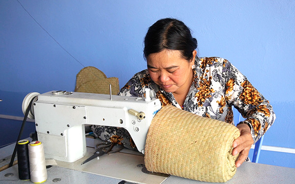 Mỗi phụ nữ có thể kiếm trêm ba triệu đồng/tháng chung quanh nghề đan cỏ bàng. Co_bang_5-1599106619998.jpg