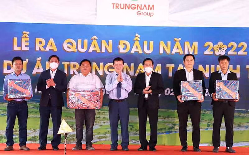 Lãnh đạo Trungnam Group và lãnh đạo tỉnh Ninh Thuận tặng quà cho các đối tác, đội ngũ kỹ sư, công nhân đang thi công Khu du lịch Bình Tiên và Cảng biển quốc tế Cà Ná tại buổi lễ.