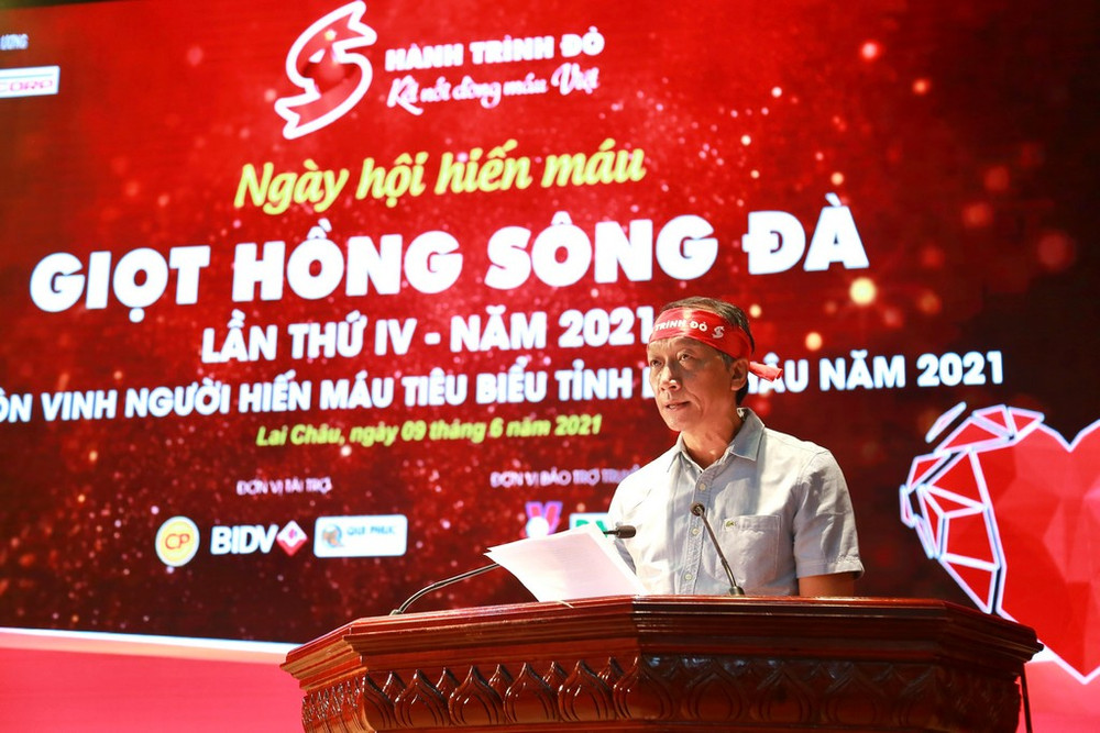 TS, BS Bạch Quốc Khánh – Viện trưởng Viện Huyết học – Truyền máu Trung ương phát biểu khai mạc chương trình Hành trình Đỏ tại Lai Châu. Hành trình Đỏ 2021 tiếp nhận được 1.402 đơn vị máu trong ngày đầu tiên -0