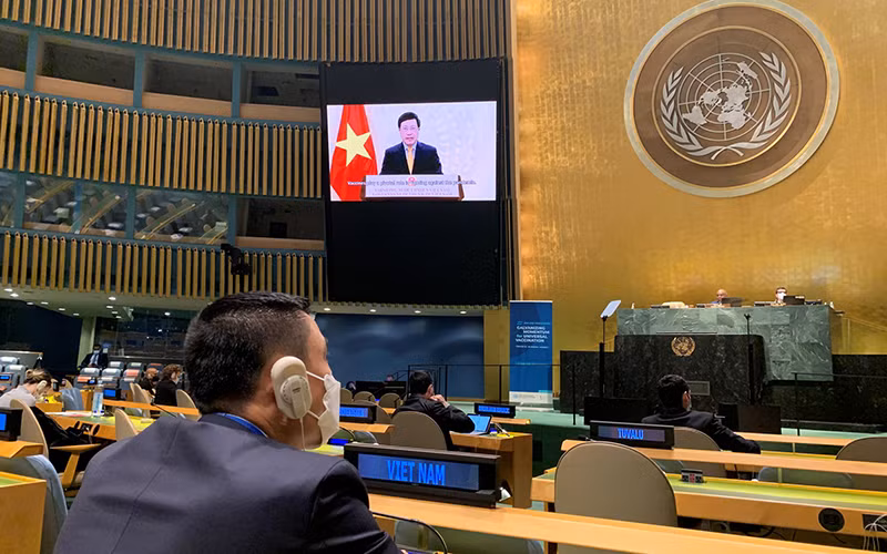 Phó Thủ tướng thường trực Phạm Bình Minh đề cao ý nghĩa của việc tiêm chủng trong công tác phòng, chống đại dịch Covid-19. Ảnh: VGP.