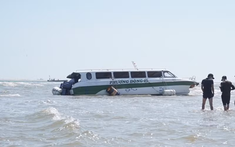 Chiếc ca-nô bị lật khiến 17 người thiệt mạng.