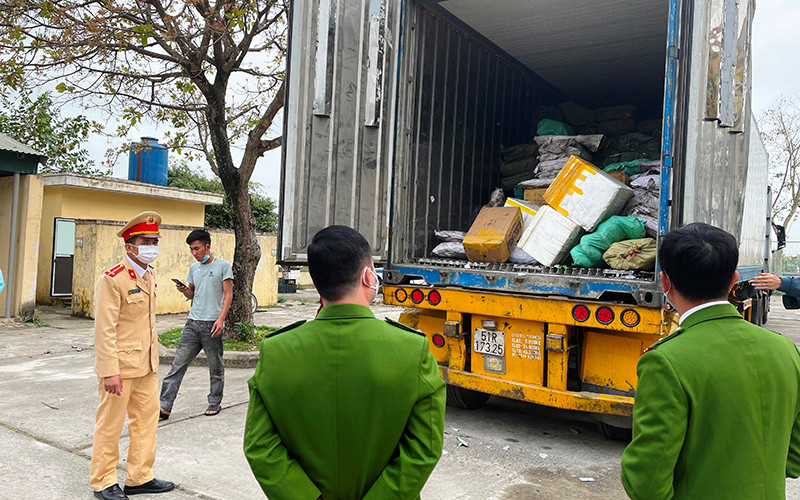 Công an phát lộ phương tiện chở thực phẩm không rõ nguồn gốc trộn lẫn với hàng hợp pháp trong khoang đông lạnh.