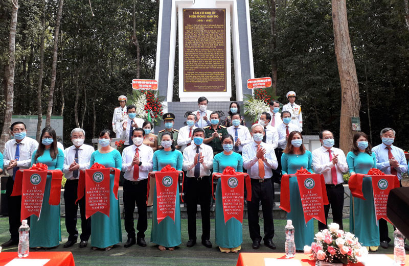 Các đại biểu cắt băng khánh thành Bia Khu ủy miền Đông. Kỷ niệm 60 năm thành lập Khu ủy miền Đông Nam Bộ -0