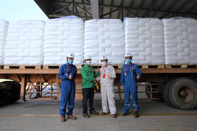 Đại diện BSR và Công ty nhựa Opec bàn giao lô sản phẩm hạt nhựa T3045. 