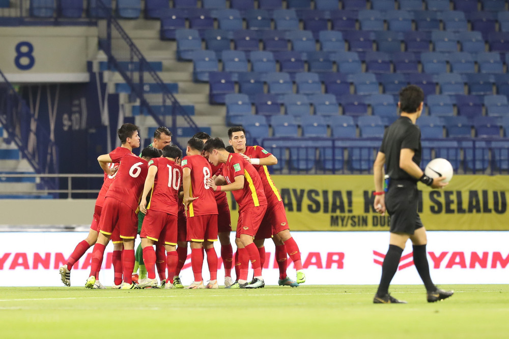 Các cầu thủ Việt Nam quyết tâm trước cuộc đối đầu với Malaysia. Hình ảnh Những Chiến binh Sao Vàng trong cuộc đối đầu Malaysia -0
