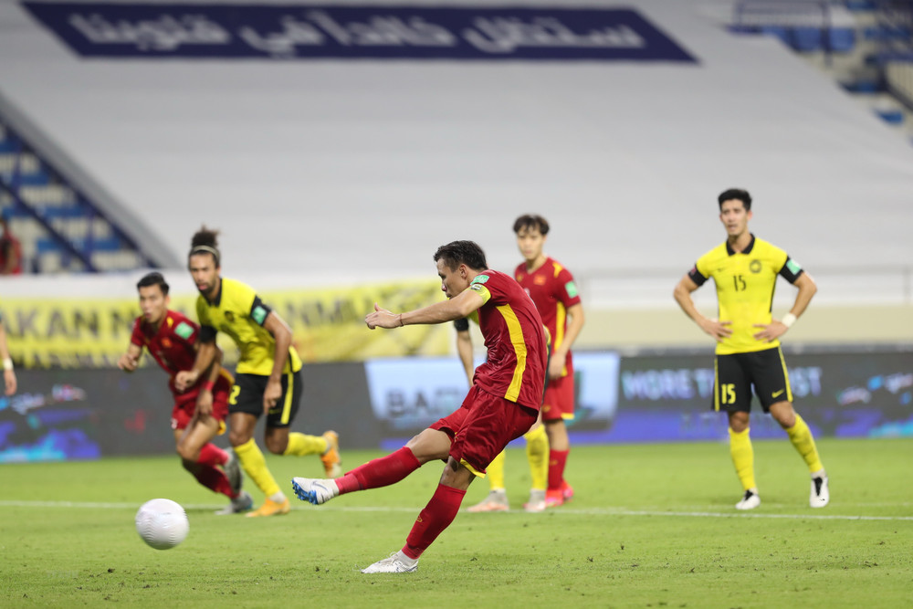 Tuy nhiên, đến phút 82, Việt nam cũng được hưởng penalty và Quế Ngọc Hải không bỏ lỡ cơ hội ghi bàn ấn định tỷ số 2-1. Hình ảnh Những Chiến binh Sao Vàng trong cuộc đối đầu Malaysia -0
