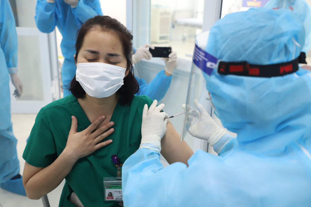 Điều dưỡng Vũ Thị Thanh Thư tiêm mũi vaccine đầu tiên tại BV Bệnh Nhiệt đới Trung ương. Sức khỏe những cán bộ y tế tiêm vaccine Covid-19 đầu tiên ổn định -0