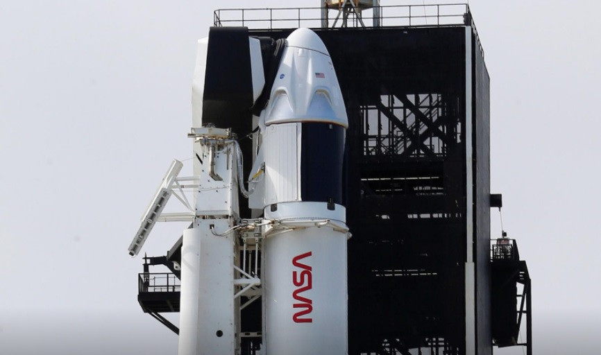 Tên lửa đẩy SpaceX Falcon và tàu vũ trụ Crew Dragon trên bệ phóng tại Trung tâm Không gian Kennedy của NASA ở Cape Canaveral, Florida, Mỹ ngày 13-11. Ảnh: Reuters. SpaceX bắt đầu sứ mệnh chở phi hành gia lên Trạm vũ trụ -0
