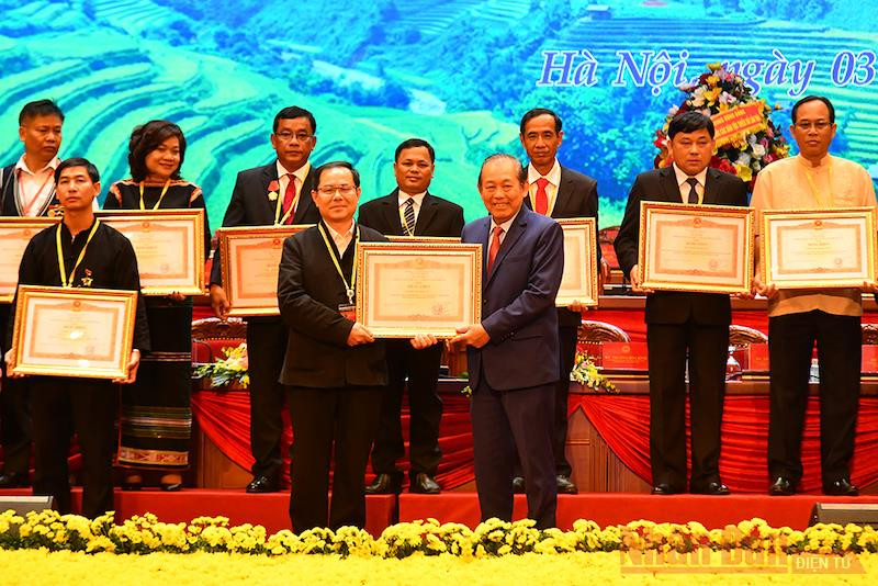 Phó Thủ tướng Thường trực Chính phủ Trương Hòa Bình trao Bằng khen của Thủ tướng cho các cá nhân có thành tích xuất sắc trong công tác dân tộc. (Ảnh: THỦY NGUYÊN) Đại hội đại biểu toàn quốc các dân tộc thiểu số Việt Nam lần thứ II thành công tốt đẹp -0