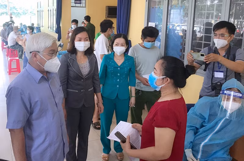 Bí thư Tỉnh ủy Bình Dương Nguyễn Văn Lợi (ngoài cùng bên trái) đánh giá cao ý thức của người dân trong trong việc tiêm vaccine Sinopharm. 