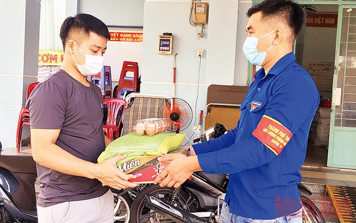 Hỗ trợ người dân trong dịch Covid-19 ở phường Tăng Nhơn Phú A, TP Thủ Đức, TP Hồ Chí Minh (Ảnh: Anh Tuấn).