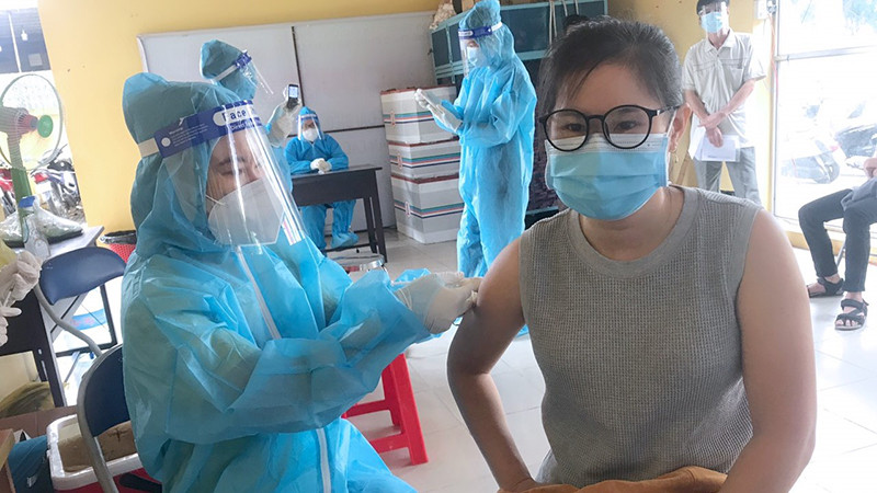 Tiêm vaccine cho người dân tại TP Thủ Dầu Một, tỉnh Bình Dương. Bình Dương triển khai tiêm thêm 1 triệu liều vaccine -0