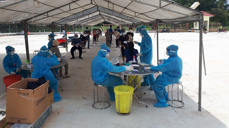 Tiêm vaccine cho người dân tại TP Dĩ An, tỉnh Bình Dương. Bình Dương triển khai tiêm thêm 1 triệu liều vaccine -0