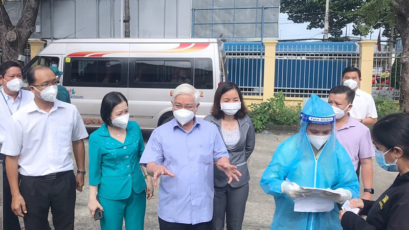 Bí thư Tỉnh ủy Bình Dương Nguyễn Văn Lợi thăm hỏi, động viên người dân tin tưởng các biện pháp phòng, chống dịch của tỉnh. Bình Dương triển khai tiêm thêm 1 triệu liều vaccine -0