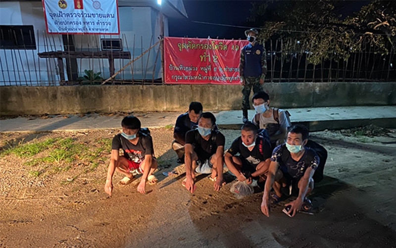 Sáu người đàn ông mang quốc tịch Trung Quốc bị bắt giữ khi nhập cảnh trái phép vào Thái Lan. (Ảnh: Bangkok Post).