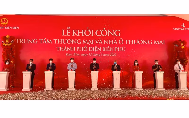 Lãnh đạo tỉnh Điện Biên cùng Tập đoàn Vingroup ấn nút khởi công xây dựng dự án.