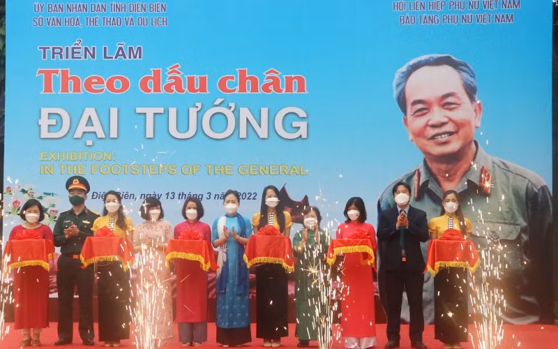 Cắt băng khai mạc triển lãm “Theo dấu chân Đại tướng”.