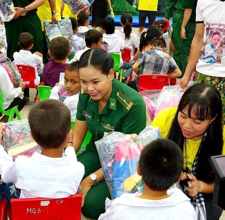 Nhà văn Phạm Vân Anh tặng quà cho trẻ em nghèo vùng biên giới phía bắc. Khơi lên những mạch nguồn của sự sống và tình hữu nghị -0