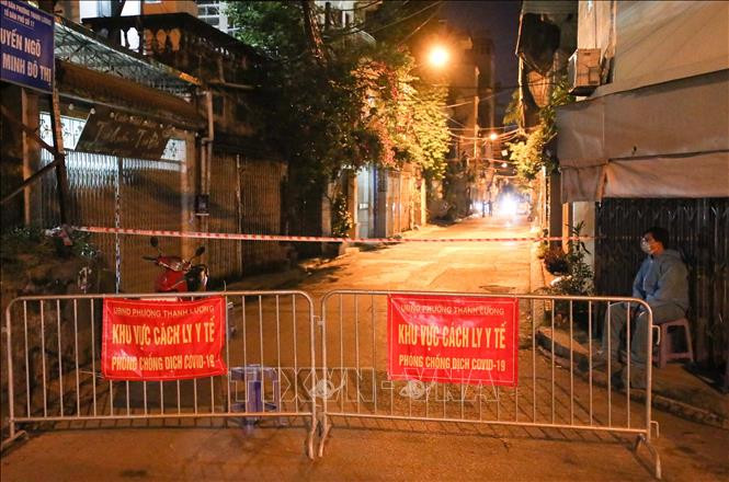 Khu vực ngõ 651 Minh Khai, phường Thanh Lương, quận Hai Bà Trưng hiện đang phong tỏa để phục vụ công tác phòng, chống dịch. (Ảnh: TTXVN) Để không làm đứt gãy chuỗi cung ứng, cần ưu tiên tiêm cho shipper -0