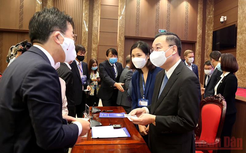 Chủ tịch UBND TP Hà Nội Chu Ngọc Anh trao đổi với đại diện một số doanh nghiệp FDI. Hà Nội đối thoại tháo gỡ khó khăn cho doanh nghiệp FDI -0