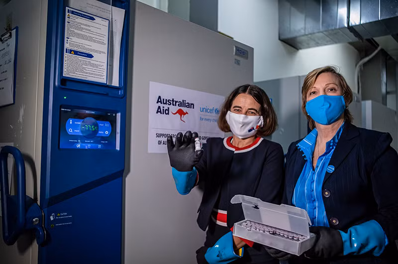 Đại sứ Australia tại Việt Nam, bà Robyn Mudie và Trưởng Đại diện UNICEF Việt Nam, bà Rana Flowers thăm Kho vaccine quốc gia tại Hà nội. (Ảnh: Trương Việt Hùng/UNICEF Việt Nam)