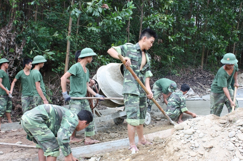 Giúp nhân dân Hòa Vang-Đà Nẵng làm đường giao thông nội đồng. Phát huy truyền thống anh hùng, xây dựng LLVT Quân khu 5 vững mạnh toàn diện -0