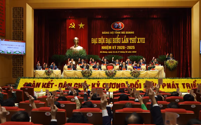 Biểu quyết thông qua Nghị quyết Đại hội.