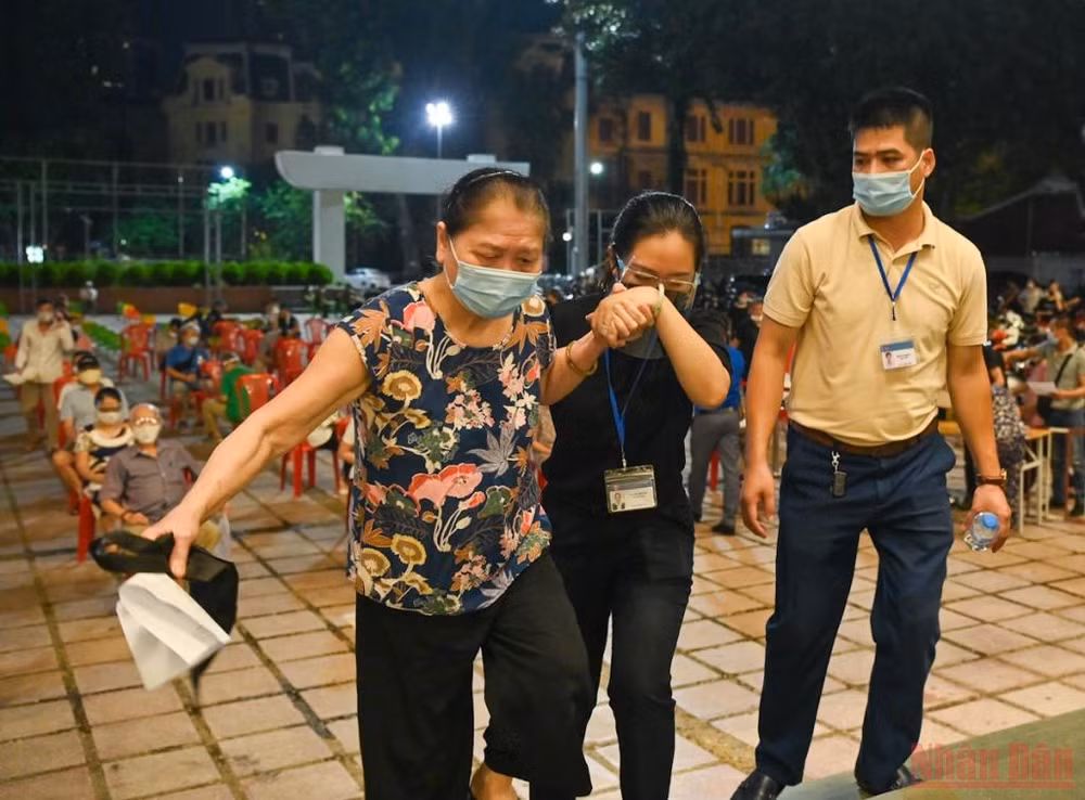 Xuyên đêm tiêm vaccine cho người cao tuổi, người có bệnh nền tại Hà Nội -0