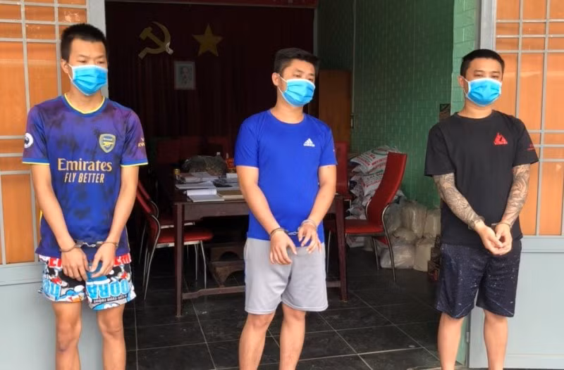 Ba đối tượng Hải, Thành, Đạt (từ trái sang phải) bị bắt giữ.