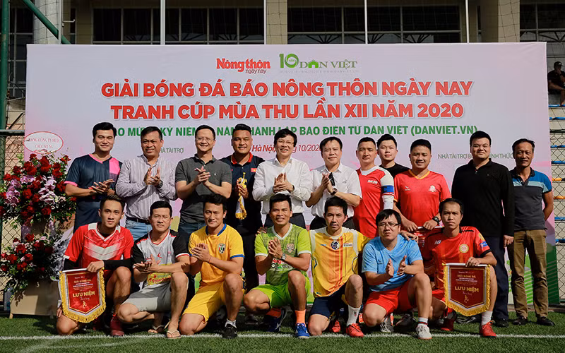 Ban Tổ chức, khách mời chụp ảnh lưu niệm với đại diện các đội bóng tham gia Giải đấu.