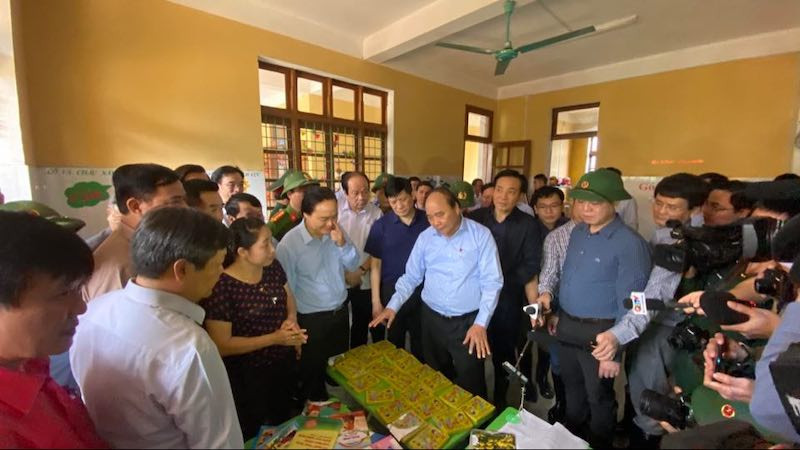 Thủ tướng thăm hỏi, động viên bà con vùng lũ