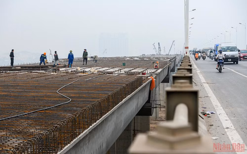Đẩy nhanh tiến độ thi công cầu Vĩnh Tuy 2 trong năm 2022 -0