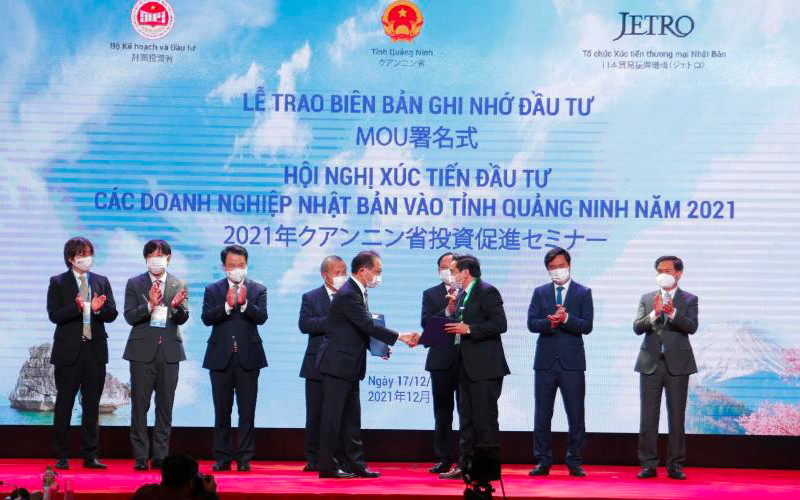 Trao biên bản ghi nhớ đầu tư cho các doanh nghiệp Nhật Bản tại hội nghị. Quảng Ninh tăng cường hợp tác đầu tư với Nhật Bản -0