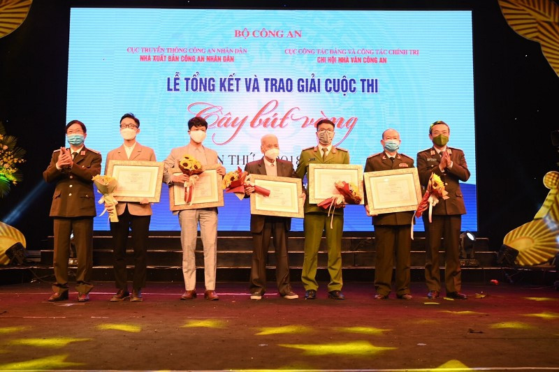 Trung tướng Nguyễn Ngọc Toàn, Cục trưởng Cục Công tác Đảng và Công tác chính trị Bộ Công an; Trung tướng, nhà văn Hữu Ước, Chủ tịch Chi hội Nhà văn Công an trao giải C cho các tác giả đoạt giải. Tổng kết và trao giải cuộc thi Cây bút vàng lần thứ 4 -0