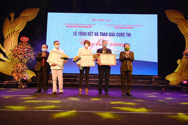 Trung tướng Mai Văn Hà, Cục trưởng Cục Truyền thông Công an nhân dân và nhà thơ Trần Đăng Khoa, Phó Chủ tịch Hội Nhà văn Việt Nam trao giải B cho các tác giả đoạt giải. Tổng kết và trao giải cuộc thi Cây bút vàng lần thứ 4 -0