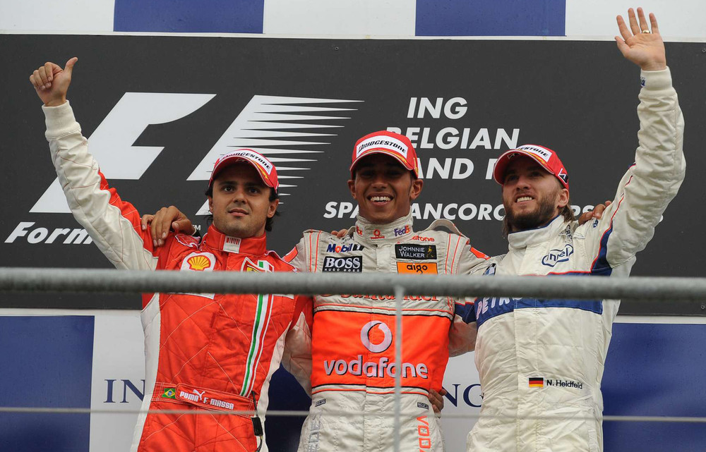 Hamilton (ở giữa) đã vô địch F1 2008 khi xếp trên Felipe Massa (bên trái) vừa đúng một điểm. Lewis Hamilton và hành trình tìm kiếm ý nghĩa của chiến thắng -0