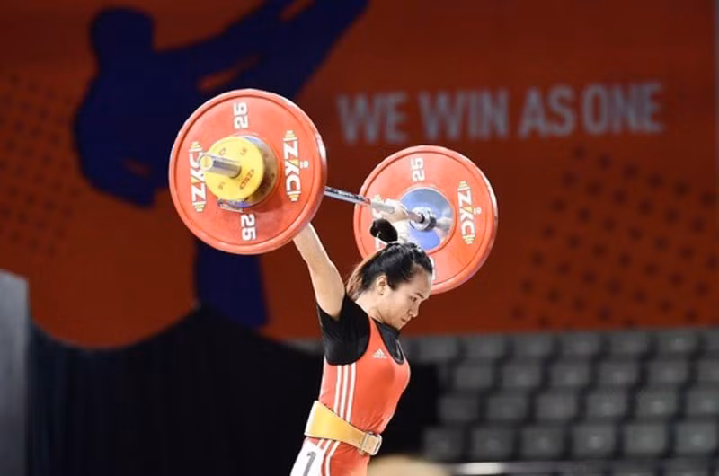Vương Thị Huyền dù giành vé dự Olympic vẫn không được thi đấu vì IWF áp án phạt.