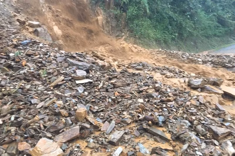 Mưa lớn gây sạt lở tại Km32+770 tỉnh lộ 134 thuộc địa bàn huyện Tân Uyên gây ách tắc giao thông tạm thời.