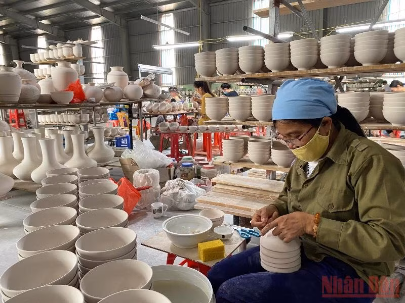 Sản phẩm gốm của Công ty TNHH bảo tồn và phát triển gốm Bồ Bát, góp phần khơi dậy nghề truyền thống ở huyện Yên Mô (Ninh Bình). 