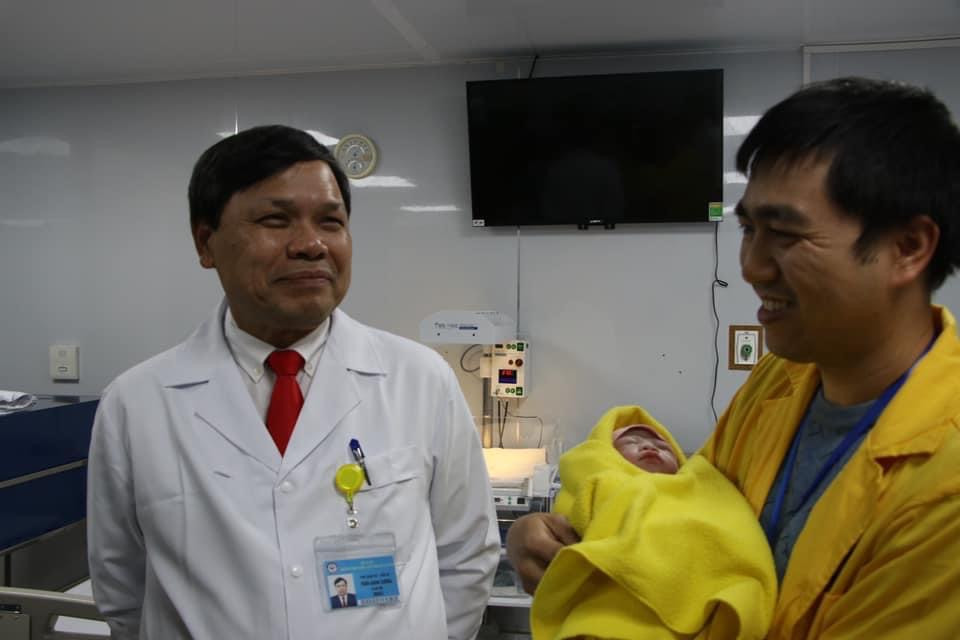 Chào đón em bé đầu tiên của năm 2021 ảnh 1 Chào đón em bé đầu tiên của năm 2021 -0
