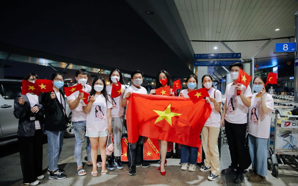 Bạn bè và người thân tiễn Huyền Diệu lên đường tới Ai Cập. Vũ Huyền Diệu đại diện cho nhan sắc teen Việt thi Miss Eco Teen International 2021 tại Ai Cập -0