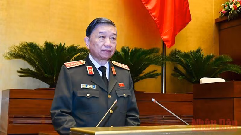 Bộ trưởng Công an Tô Lâm trình bày báo cáo công tác phòng, chống tội phạm và vi phạm pháp luật năm 2021. Ảnh: LINH NGUYÊN