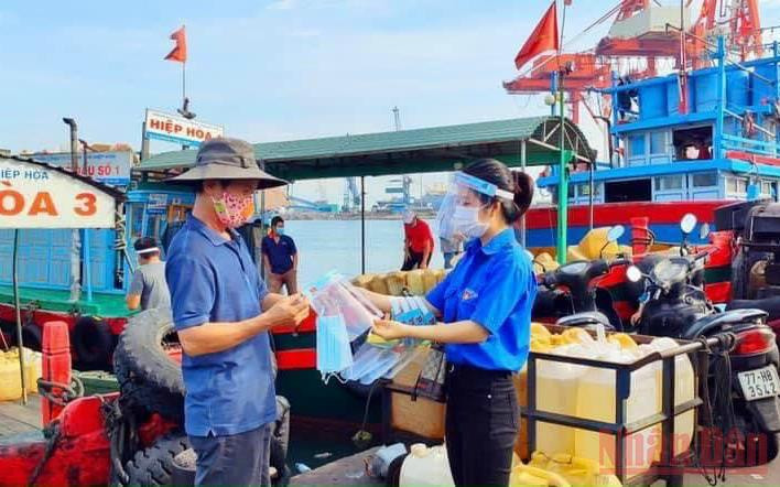 Tuổi trẻ Thành đoàn Quy Nhơn hỗ trợ tuyên truyền phòng, chống dịch cho ngư dân đánh bắt xa bờ. (Ảnh: CÁT HÙNG) Bình Định nới lỏng một số biện pháp phòng, chống dịch -0