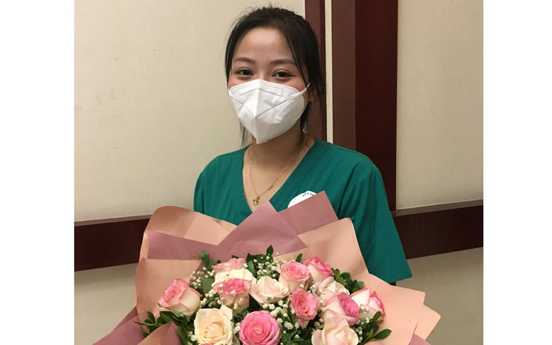Nụ cười chiến thắng của điều dưỡng Trịnh Thị Dung. Ngày trở về của các chiến sĩ áo trắng -0