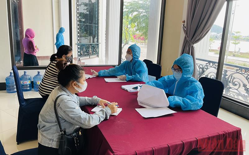Thành phố Quy Nhơn, tỉnh Bình Định tổ chức tiêm chủng diện rộng cho người dân toàn thành phố. (Ảnh: CÁT HÙNG)