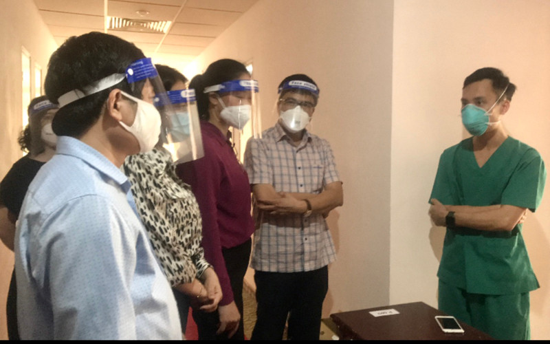 Đoàn công tác hỏi thăm sức khỏe các y, bác sĩ tại phòng. Ngày trở về của các chiến sĩ áo trắng -0