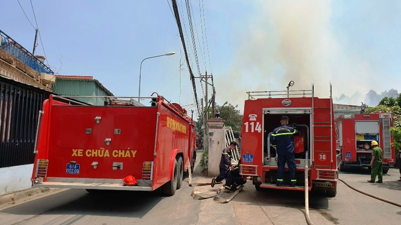 Cảnh sát PCCC-CNCH điều động phương tiện và cán bộ, chiến sĩ đến chữa cháy tại CTCP gỗ Tâm Thuận Phát. Làm rõ nguyên nhân ba vụ cháy công ty trong hai ngày ở Bình Dương -0
